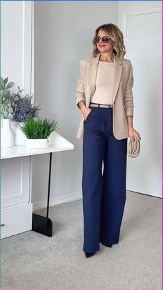 🔎👒 Download June's Journey for free here: https://woo.ga/hfko7cpwThanks to June's Journey for sponsoring this videoMac Paint Pot - Painterlyhttps://rstyle.... Wide Leg Pants Outfit Work, Smart Casual Women Outfits, Chique Outfit, Conservative Fashion, Business Professional Outfits, Smart Casual Women, Flattering Outfits, Stylish Work Attire, Corporate Outfits