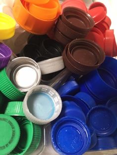 there are many different colors of paint in the container