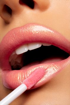 Natasha Denona lipgloss shot by German beauty photographer: Natascha Lindemann | Nahaufnahme von Lippen: Natasha Denona Lipgloss Glitter On Skin, Lipgloss Photography, Skin Glitter, Bts Makeup, Business Shoot, Campaign Photography, Brand Research