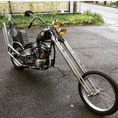 a motorcycle is parked on the side of the road