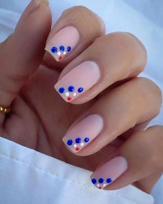 Explore 28 classy and simple 4th of July nail art ideas, just like these neutral nails with blue, white and red dots. From subtle designs to striking accents, these nails are perfect for adding a patriotic touch to your summer look. Pink Patriotic Nails, Cute 4th Of July Nails, 4th Of July Nail Ideas, Red White And Blue Nails, White And Blue Nails, 4th Of July Nail