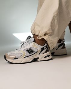 New Balance 530 Black White, New Balance 530 Gold, New Balance Shoes 530, New Balance Shoes Women's Outfit, New Balance 530 Black, Gold Sneakers Outfit, New Balance Aesthetic, 530 New Balance, New Balance Fashion