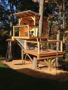 a tree house built in the woods