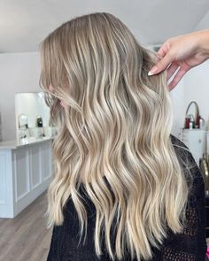 Foiyalage Hair Blonde, Neutral Blonde Babylights, Medium Cool Blonde Hair, Light Dimensional Blonde, Cool Blonde Highlights On Blonde Hair, Full Highlights On Dirty Blonde Hair, Blonde Highlights With Root Tap, Blonde Deminsional Hair, Dirty Blonde Babylights