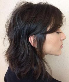 Medium-length hair can be alluring while remaining low-maintenence. Check out the best medium-length hairstyles and haircuts from top stylists and great ready for a new look. #shorthairsideas Grunge Hairstyles, Midlength Haircuts, Wolf Cut, Shot Hair Styles, Cut My Hair, Hair Inspo Color, Medium Length Hair Cuts, Aesthetic Hair