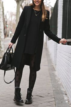 The 8 Chicest Coat Trends of 2016 via @PureWow Stil Rock, Vinter Mode Outfits, Dr Martens Outfit, Black Jewellery, Doc Martens Outfit, Zara Boots, Long Black Coat, Mode Casual, Looks Black