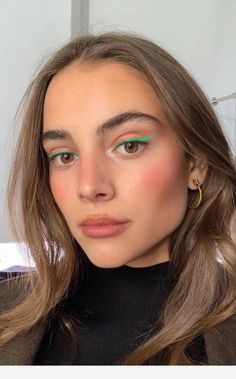 Eyeliner Verde, Eyeliner Cat, Editorial Make-up, Makeup Zombie, Summer Makeup Trends, Editorial Vogue, Eyeliner Tips, Green Eyeliner, Natural Eyeliner