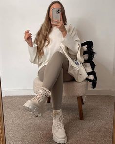 White Cold Outfits, Chunky Leather Boots Outfit, Cream Lace Up Boots Outfit, Ankle Length Boots Outfits, Beige Lace Up Boots Outfit, Look Boots Beige, Winter Beige Outfit, Chunky Lace Up Boots Outfit, Outfit With Beige Boots