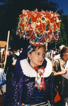 Badisches Trachtenfest 1999 in Haslach  Trachten aus  St. Georgen #StGeorgen Germanic Culture, German Hats, European Clothing, Mom Costumes, Black Forest Germany, Greek Costume