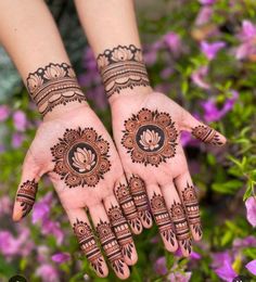 Mehndi Designs Front Back Hand, Top Hand Mehndi Designs, Symmetrical Mehndi Designs, Simple Mehendi For Bride, Rangoli Mehndi Design, Palm Mehndi Design Lotus, Creative Mehandi Designs, Mehedi Design For Front Hand, Complicated Mehendi Designs