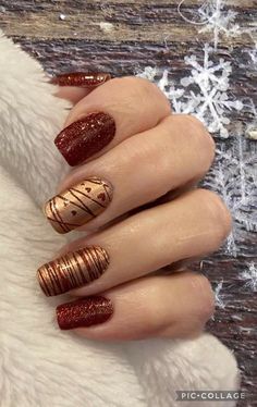 Go for a sophisticated, earthy vibe with olive green nails! 🌿 Perfect for fall. 💖 Save for chic inspo! Art Deco Nails, Fall Gel Nails, Valentine Nails, Gold Nail, Thanksgiving Nails, 2023 Trends, Nails 2023, Nail Designs Glitter, Dipped Nails