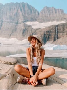 Montana Travel Guide, Granola Girl Outfits, Colorado National Parks, Montana Travel, Glacier Lake, Lake Mcdonald, Camping Vibes, Hiking Trips, Hiking Photography