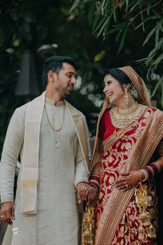 Brides Who Opted For A Traditional Red Banarsi Saree And Nailed The Look Bridal In Saree Wedding Ideas, Maharashtrian Wedding Couple Outfits, Maharashtrian Wedding Couple, Red Banarsi Saree, Banarasi Bridal Saree, Banarasi Saree Look For Wedding, Wedding Couple Drawing, Bridal Banarasi Saree