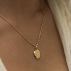 Scapular Necklace, Delicate Diamond Necklace, Oval Locket, Gold Locket, Necklace Diy, Ring Light, Classic Jewelry, Minimalist Necklace, Simple Necklace