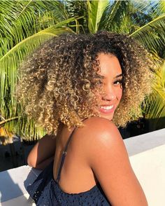 20 Dark-Blonde Hair Ideas That'll Convince You To Dye Your Hair ASAP (Photo Credit: @olaplex)  #hair #hairideas #haircut #hairinspo Hair Dark Blonde, Natural Hair Highlights, Yellow Blonde Hair, Blonde Afro, Yellow Hair Color, Summer Blonde Hair, Dark Blonde Hair Color