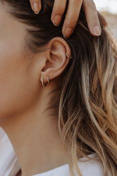 Boucle d’Oreille Hope – Dorée ou Argent - Joia Bijou Percing Helix, Minimal Piercings, Ear Piercing Helix, Piercing Lobe, Meaningful Tattoos For Men, Minimalist Ear Piercings, Finger Tattoo For Women, Helix Jewelry, Ear Piercings Helix