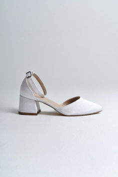 WHITE SATIN BRIDAL HEELS, BRIDE SHOES, WHITE BLOCK HEELS, WHITE WEDDING SHOES, WHITE LOW HEELS, WHITE SHOES, ANKLE STRAP HEELS

As Eleanor Louise, we stand out with our White heeled shoes that combine style and comfort. Specifically designed for brides, these shoes are crafted with high-quality materials.
• Completing your style and boosting your confidence is the most elegant way! 2.36-inch (6 cm) low-heeled shoes offer elegance and chicness with every step. Glamourous Heels, White Block Heels, White Wedding Shoes, Satin Shoes, Bridal Heels, White Pumps, Bride Shoes, White Satin, Ankle Strap Heels