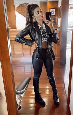 #lookblack #allblack #fashion #estilo #moda #amanda #moda #jaqueta #couro Summer 2033 Fashion, Rock Style Fashion Women, Goth Birthday Outfit, Rock Show Outfit, Rocker Style Women, Chique Outfits, Rock Outfit, Outfit Mujer, Looks Chic