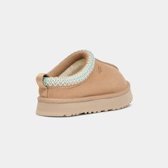 This is the clog you've been looking for. The platform outsole gives you that of the now lifted vibe, with a secret-sturdy step-in feel. Our ultra-lush UGGplush™ lining and insole will wrap your feet in moisture-wicking dreamy softness. And the playful UGGbraid detail is a look only UGG can create, and only you can wear. Create a fun mini-moment with our adult-sized style. This is one of those moments where we can say with all sincerity: if you love the Tasman, you'll love the Tazz.This product Mini Uggs Slippers, Beige Uggs, Tasman Uggs, Shoes Wardrobe, Tazz Slipper, Tia Tamera, 2025 Wishlist, Cute Uggs, New Uggs