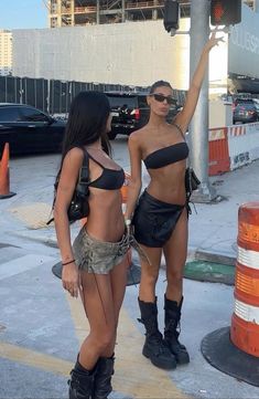 Exit Festival Outfits, Red Coachella Outfit, Miami Rave Outfit, Edc Inspo Outfits, Summer Rave Outfits Festival Style, Circoloco Outfit, Rave Black Outfit, Miami Music Week Outfits, Rave Outfits Cold Weather