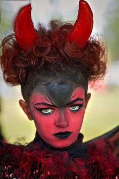 😈 Maquillaje Diablesa - Maquillajes de mujer diablo colorado Devil Eyeshadow, Devil Makeup Halloween, Halloween Makeup For Kids, Demon Makeup, Kid Costumes, Shark Halloween, Devil Face, Halloween Make-up Looks