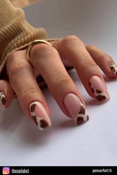 Ces ongles de forme carrée sont ornés d’un motif de manucure vache très tendance, offrant une touche ludique et élégante au nail art traditionnel.

Avec des teintes blanches et brunes disposées dans des formes abstraites rappelant les taches des vaches, ces ongles dégagent une atmosphère de cow-girl audacieuse. Cow Nails, Minimal Nails, Nail Swag, Short Acrylic Nails Designs, Minimalist Nails, Dream Nails, Fire Nails, Pretty Acrylic Nails