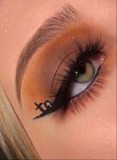 Halloween Eyeliner For Hooded Eyes, Simple Halloween Eyeshadow Looks, Easy Halloween Eyeliner Ideas, October Eyeshadow Looks, Halloween Makeup Looks Eyeshadow, Halloween Makeup Easy Simple Eyes, Simple Thanksgiving Eye Makeup, Simple Halloween Makeup For Work, Simple Halloween Eyeshadow