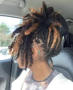 Super Short Locs, Locs With Blonde Highlights, Skunk Stripe Dreads, Loose Locs, Dyed Locs Black Women, Natural Locs With Curly Ends, Locs For Women, Loc Selfies