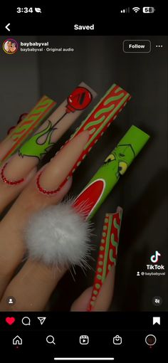 Grinch Nails Long, Crazy Christmas Nail Designs, Christmas Nails With Characters, Baddie Nails Christmas, Long Square Nails Christmas, Grinch Nails Designs Step By Step, Xmas Nails Grinch, Holiday Nails Grinch, Grinch Stilleto Nails