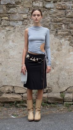 Sheer Skirt Outfit Street Styles, Nylon Pants Outfit, Tabi Boots Outfit, Skirt And Boots Outfit, Outfits For Spain, Fashion Fits, Outfit Inspo Fall, Mode Inspiration, Autumn Winter Fashion