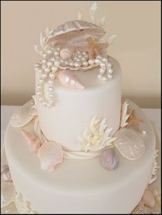 Sea Inspired Cake Seashell Cake Ideas, Aesthetic Mermaid Birthday Party, Ocean Cake Aesthetic, Mermaid Cake Aesthetic, White Mermaid Cake, Seashell Baby Shower Ideas, Seashell Birthday Party Ideas, Pearl Baby Shower Ideas, Seaside Birthday Cake