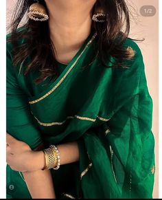 Green Saree Bride, Dark Green Saree, Green Sarees, Chiffon Blouses Designs, Saree Wearing Styles, Saree Wearing, Indian Bridal Sarees