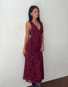 Botanical Flower Maroon Midi Dress | Gabriela – motelrocks-com-us Deep V Maxi Dress, Look Short, Grad Dresses, Women Long Dresses, Guest Outfit, Evening Dresses Long, Fancy Dresses, Mode Outfits, Guest Dresses