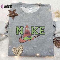 The Patrick Star x Nike Embroidered Sweatshirt combines the iconic character with Nike’s quality craftsmanship. Made with premium materials, it Elmo Face, Nike Embroidered Sweatshirt, Nike Inspired, Nike Custom, Maroon Hoodie, Mickey Mouse Sweatshirt, Cartoon Shirts, Patrick Star, Shirt Nike