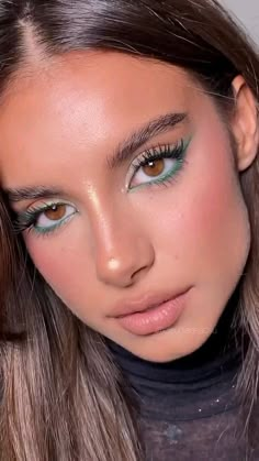 Natural Makeup Wedding Green Eyes, Colourpop Palette Looks, Modern Eyeshadow Looks, Eye Makeup Tutorial Colorful, Green Eyeliner Looks Simple, Eye Makeup Subtle, Green Prom Makeup, Eye Makeup Everyday, Natural Eye Makeup Looks