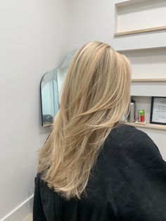 Blonde Round Layers, Long Layers Balayage Blonde, Blond Hair With Long Layers, Straight Blond Hairstyles, Blonde Haircuts Layers, Hair Inspired Layers, Very Light Blonde Highlights, Bad Roots Blonde Hair, Blonde Hair And Layers