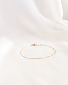 Minimalist & Delicate Plain Thin Chain Bracelet | IB Jewelry Minimal Classic Style, Gold Bracelet Simple, Dainty Gold Bracelet, Everyday Bracelet, Sterling Silver Anklet, Simple Bracelets, Silver Anklets, Stacked Jewelry, Delicate Chain