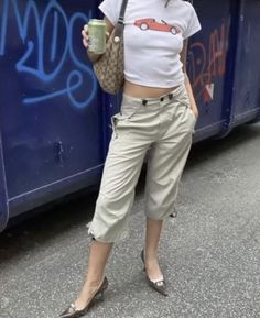 #ootd #outfit Capri Pants Outfits, Capri Outfits, Live Love Laugh, 2023 Fashion, Mode Inspiration, Live Love, Fashion Killa, Pants Outfit, Fashion Trend