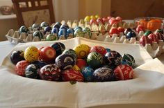 there are many different colored eggs on the table