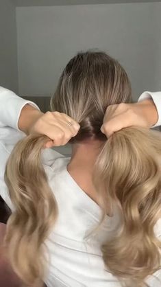 Hairstyles With Big Claw Clips, Easy Updos For Medium Hair Claw Clip, Easyup Hairstyles, Law Clip Hairstyles, Long Hair In Clip, Claw Clip Twist, Big Claw Clip Hairstyles Long Hair, Hair Styles With Claw Clip Long Hair, How To Put In Hair Extensions Clip In