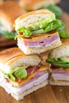 Whip up these crowd-pleasing Club Sandwiches in no time, featuring irresistible avocado and crispy bacon. They're sure to be a hit and disappear fast! Sandwich Recipes For A Crowd, Sandwiches For A Crowd, Cold Sandwich Recipes, Club Sandwiches, Recipes For A Crowd, Slider Sandwiches, Appetizer Sandwiches, Cold Sandwiches, Party Sandwiches