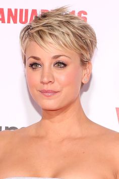 Kaley Cuoco Hair, Hair Stages, Beyonce Hair, Chemo Hair, Hair Evolution, Kaley Cuoco Short Hair, Growing Out Short Hair Styles, Work Hairstyles, Penteado Cabelo Curto