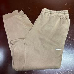 Nike Mens Tan Elastic Waist Standard Fit Pockets Tapered Leg Sweatpants Size Xl Brand: Nike Department: Men Size: Xl Color: Tan Type: Pants Style: Sweatpants Pattern: Solid Theme: Sports Occasion: Activewear Season: All Season Features: Elastic Waist, Comfort Condition: New With Tags I Offer Discounts For All Return Customers. - Jvs Nike Beige Cotton Bottoms, Beige Nike Cotton Bottoms, Casual Brown Sweatpants With Pockets, Brown Athleisure Pants With Pockets, Nike Cotton Joggers With Pockets, Nike Cotton Pants With Pockets, Nike Casual Beige Bottoms, Casual Cotton Nike Pants, Leisure Brown Sweatpants With Pockets