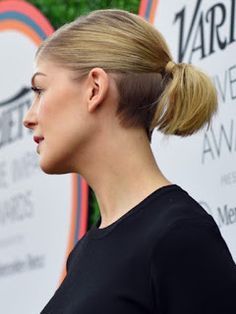 Image result for shaved sides hairstyles Best Undercut Hairstyles, Girl Undercut, Undercut Hairstyles Women, Undercut Women, Shaved Nape, Short Hair Undercut, A Ponytail