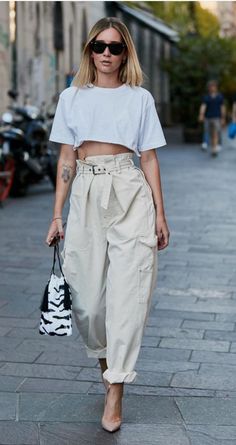 Paperbag Hose, 2020 Street Style, Walking Down The Street, People Walking, 2020 Fashion Trends, Pant Trends, Looks Party, Instagram Time, Easy Style