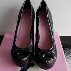 Black Glittery Heels With Cute Bow In The Front 5" Heels Size : 6 Ruffle Heels, Cute Hoco Heels, Emo Quinceanera, Black Heels Aesthetic, Goth Heels, Y2k Heels, Black Lace Heels, Punk Fashion Diy, Formal Heels