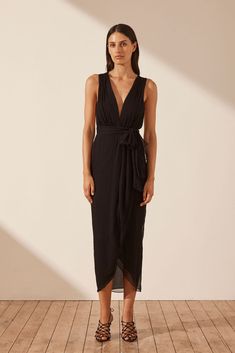 Tie-back Midi Dress For Night Out, Summer Gala Midi Dress With Tie Back, Elegant Sheer Midi Beach Dress, Elegant Sheer Midi Dress For Beach, Chic Sheer Back Maxi Dress For Night Out, Maxi Dress With Sheer Back For Date Night, Black Backless Dress For Summer Gala, Chic Maxi Dress With Sheer Back For Night Out, Chic V-neck Backless Dress For Gala