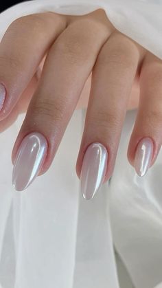 Unhas para o réveillon festa de fim de ano  unhas branca Bride’s Nails, Manicure For Wedding, Nails For Wedding, Nails Bride, Simple Wedding Nails, Nail White, Her Nails, Bride Nails