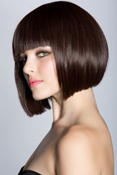 Whether short or long, straight or curly, polished and frizz free is in this season.    To change up your look - try this classic yet edgy A Line bob, flattering to all face shapes and wave patters. Pair it with heavy nags to accentuate the eyes and cheek bones - - - keeping your look chic yet trendy - modern and classic at the same time. Easy to maintain and looks great as it grows out. Blond Lob, Bob Lung, Short Hair Brown, Mocha Hair, Henna Hair Color, Chocolate Brown Hair Color, Square Face Hairstyles, Blond Balayage