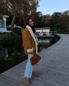 Brown Leather Shearling Jacket Outfit, Luxury Shearling Outerwear For Fall, Brown Shearling Leather Jacket For Winter, Brown Shearling Outerwear For Fall, Shearling Outfit, Platform Outfits, Winter Brown Shearling Outerwear, Minimalist Wardrobe Capsule, Winter Coat Outfits